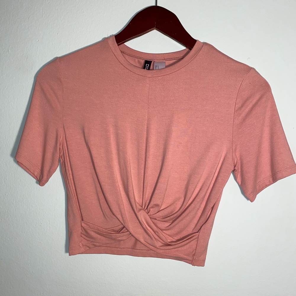 Mid-Sleeve beige, cropped knotted shirt